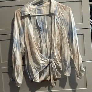 Open front blouse from Vici size small great condition. Tie detail at the bottom